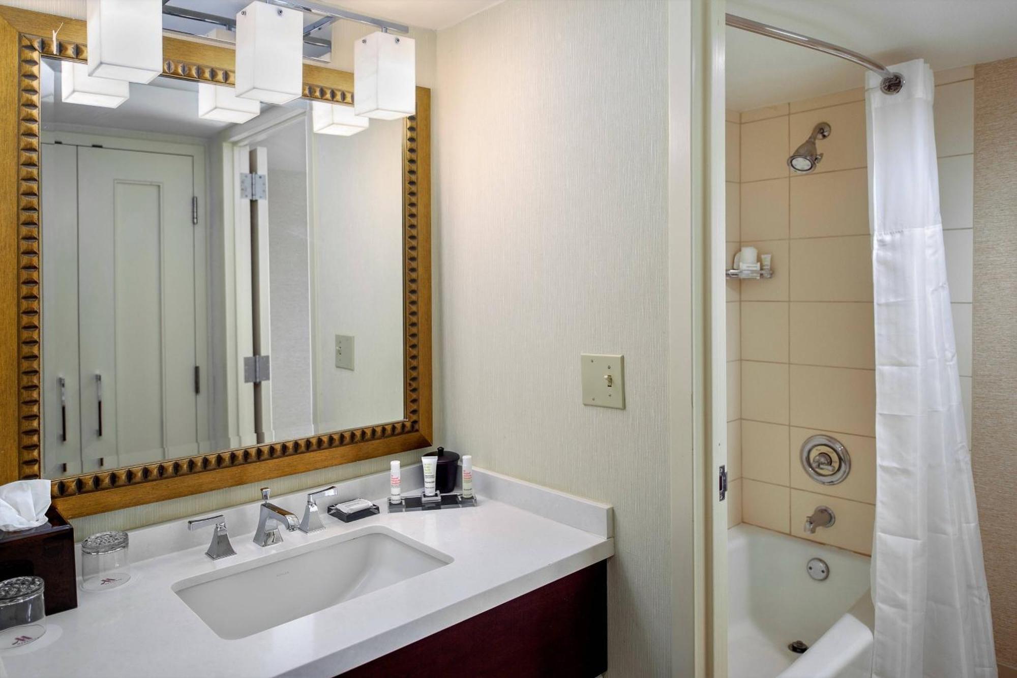 Отель Marriott St. Louis West Честерфилд Экстерьер фото