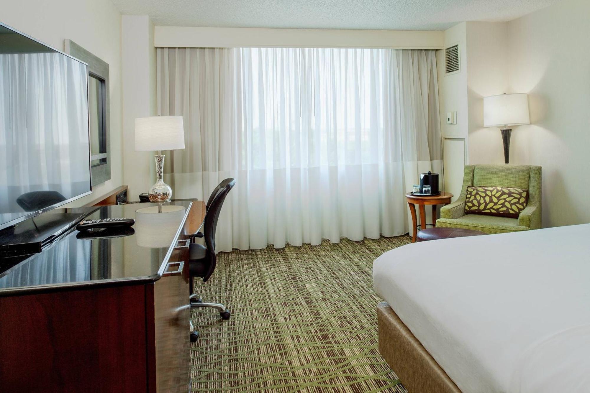 Отель Marriott St. Louis West Честерфилд Экстерьер фото