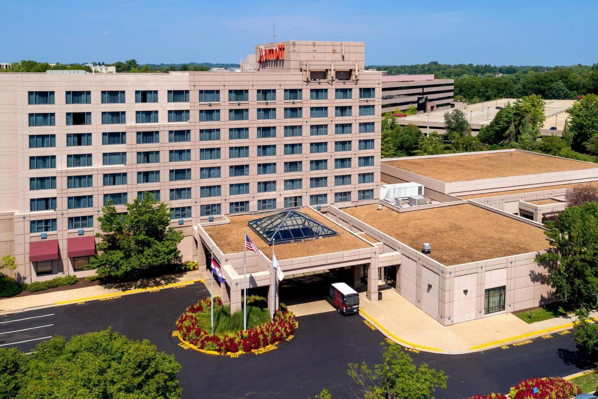 Отель Marriott St. Louis West Честерфилд Экстерьер фото