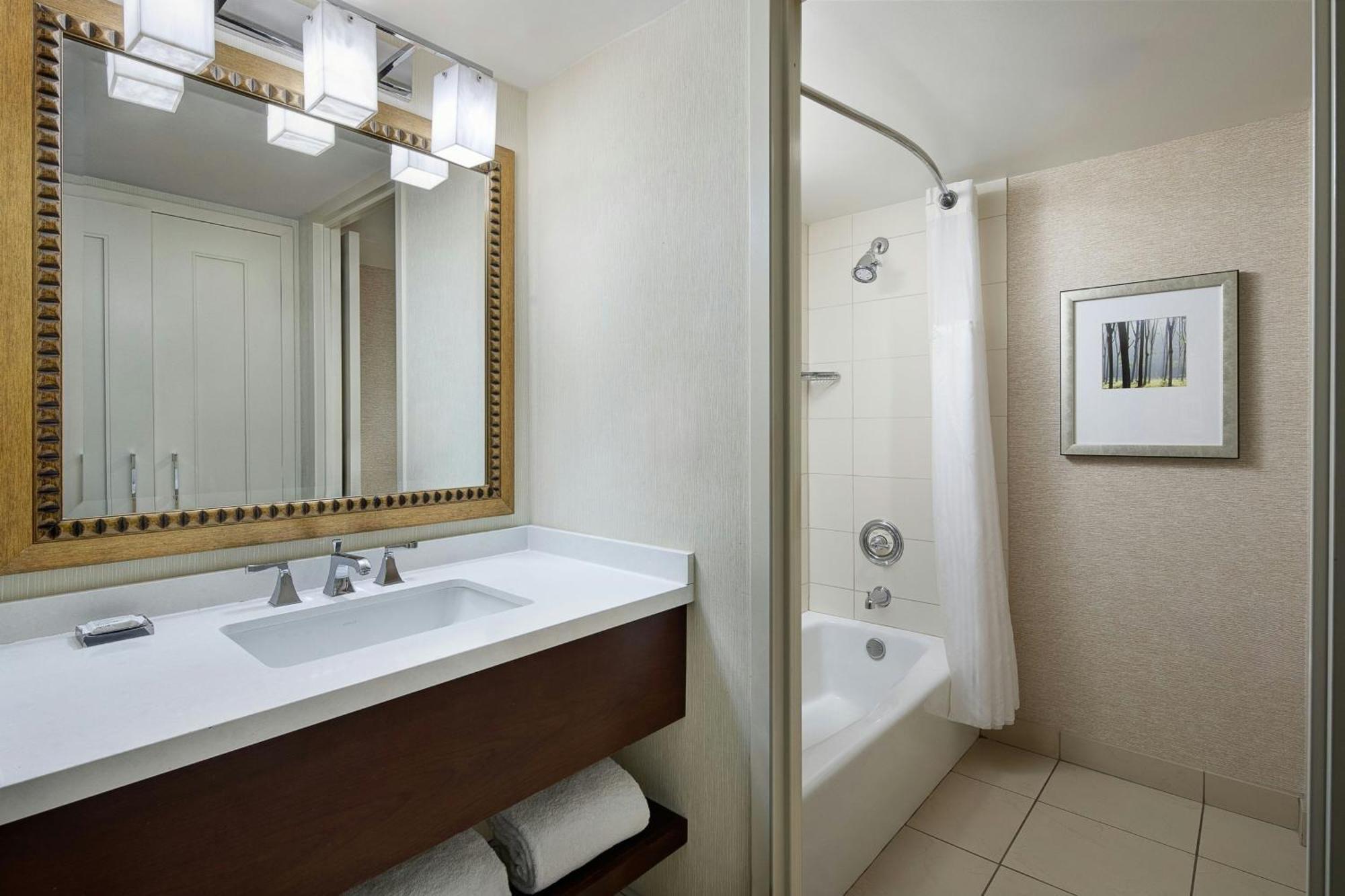 Отель Marriott St. Louis West Честерфилд Экстерьер фото